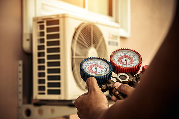 Professional Hvac technician working in Cleveland, AL